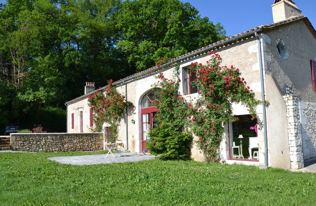 4-bedroom house in charming Pomport with WiFi, AC. Book your stay now