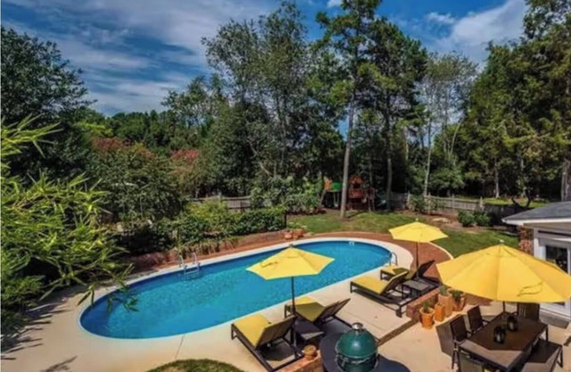 4-bedroom house in fantastic Charlotte with POOL