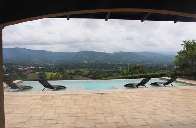 4-bedroom house in fabulous Atenas relaxing pool and view for miles.