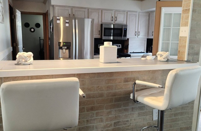 4-bedroom house in marvelous Columbus with AC, WiFi. Free parking