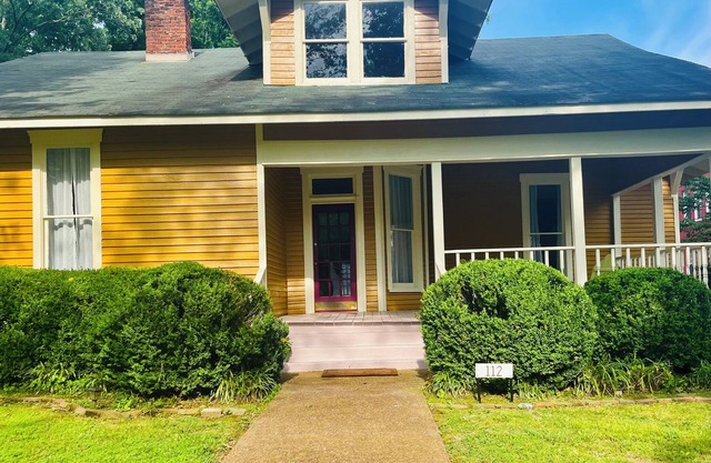 4-bedroom house in charming Bell Buckle with AC, WiFi. Enjoy your stay