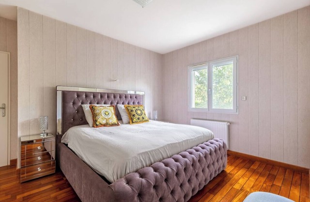 4-bedroom house with pool