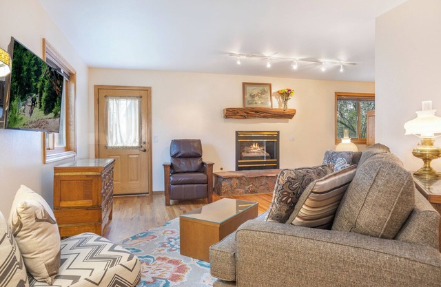 4 Bedroom Remodeled Home with Fenced in Backyard and Garage: Long Term Rental
