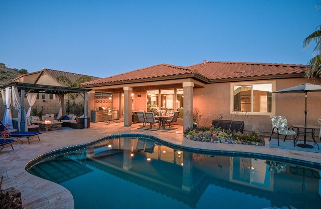 4-bedroom vacation family-friendly home. Pool heat Option
