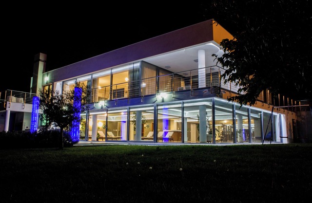 4-bedroom villa with indoor pool, spa area, fitness room, tennis court, AC, WiFi