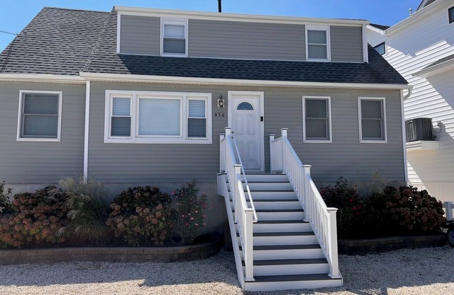 4-bedroom Waterfront house in Beach Haven West with WiFi, AC. Wash/Dryer incl.