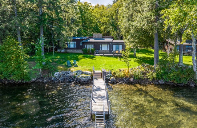 4 Bedroom Waterfront Home With Beatutiful Lake and Mountain Views