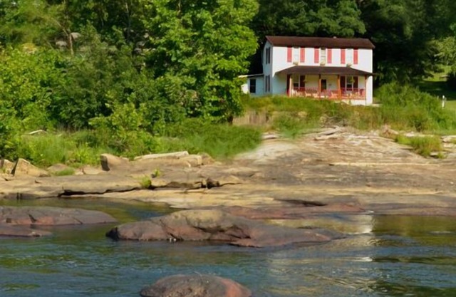 4 bedroom Waterfront Mountain River Home in Arden, West Virginia. Sleeps 10.