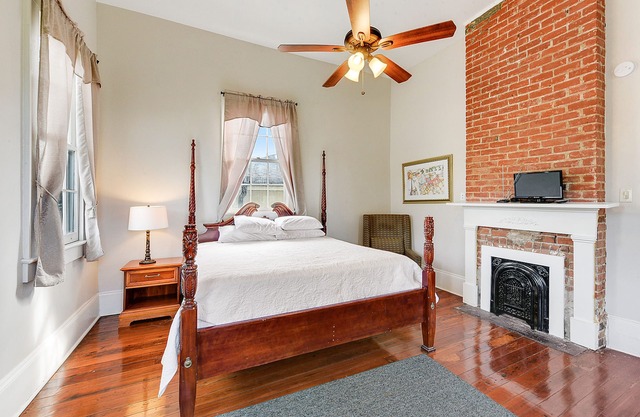 4 bedroom with Swimming Pool, NEAR FRENCH QUARTER-