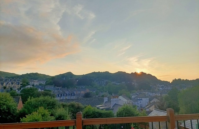 4 bedrooms family home with fantastic hills views