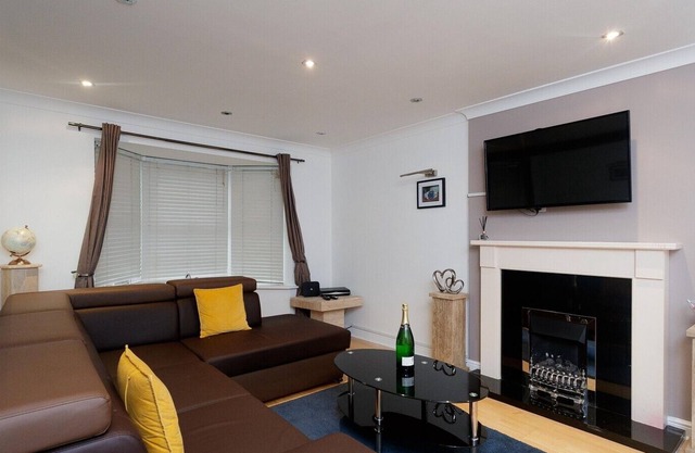 4 BEDROOMS. HUGE HOUSE. 7 BEDS. EVERYTHING NEW