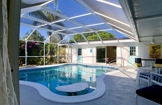 4 BR/3BA Poolhouse is 4 miles from the famous Siesta Key Beach