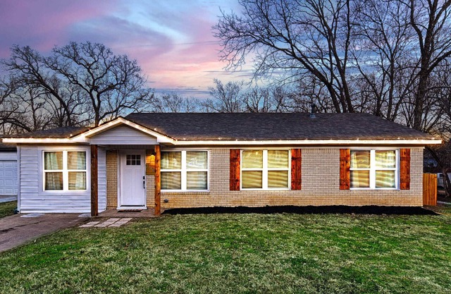 4 BR Renovated House w/Foosball & Backyard