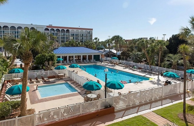 4 Breezy Beachside Rooms with Outdoor Pool Near Wild Willy's Adventure Zone