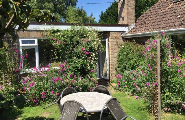 4 * Holiday Cottage In Lovely Sleepy Village