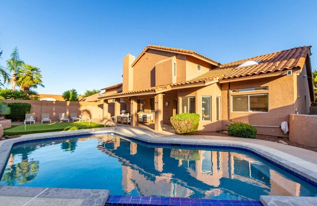 4 King Beds | 3 Showers | Pool, Hottub & Putt Grn.