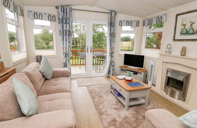 4 LAKE VIEW, pet friendly, luxury holiday cottage in Norwich
