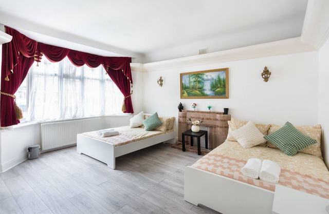 >4 Large room, >2 Double bed room House> Near Station> London