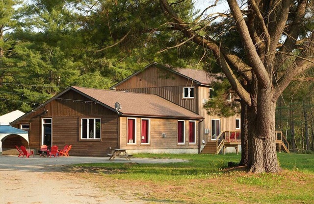 #4 Lodge Room (1 King Bed)