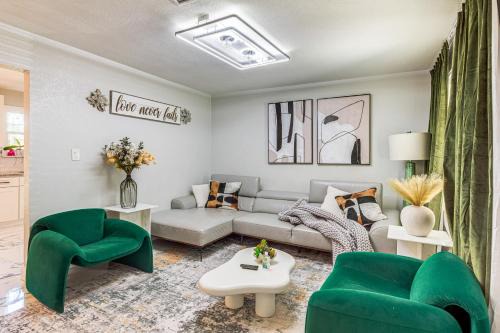 4 Mi to ATandT Stadium Modern Home with Fenced Yard