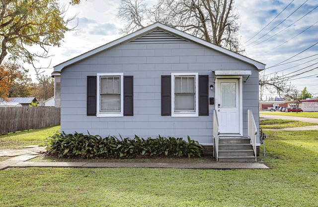 4 Mi to Baton Rouge: Charming Duplex Apartment