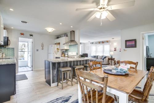 4 Mi to Beaches Pet-Friendly Berlin Home!