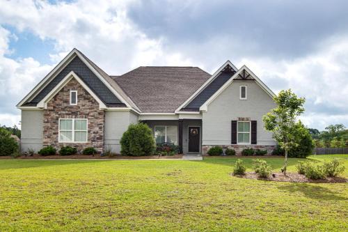 4 Mi to Dtwn Stylish Home with Large Yard in Dothan