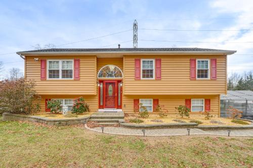 4 Mi to Hudson River Cozy Newburgh Home!