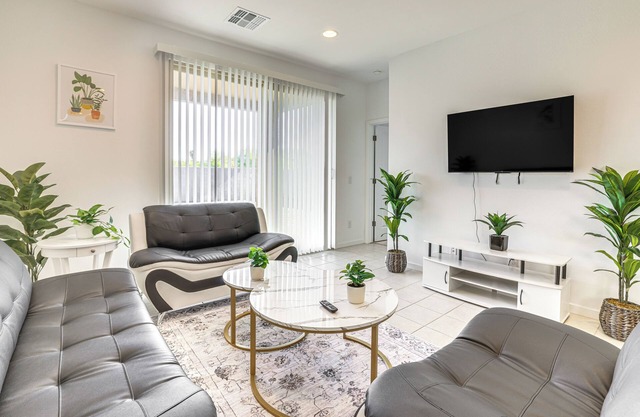 4 Mi to South Mountain Park: Phoenix Area Home