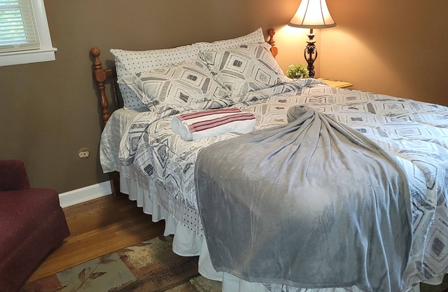 4 miles to CDC, VA & EMORY Master bedroom with en suite bath