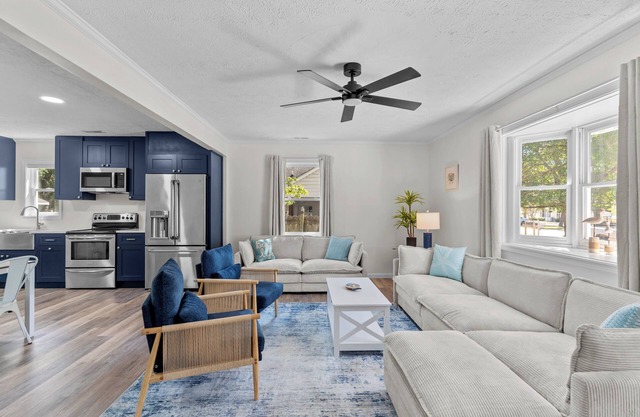 4 min to beach, fully fenced yard + games, pet and kid friendly!