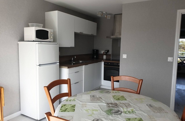 4 people 1 bedroom apartment 200 meters from the beach with sea view