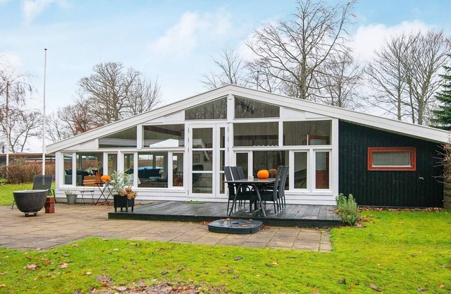 4 person holiday home in Allingåbro