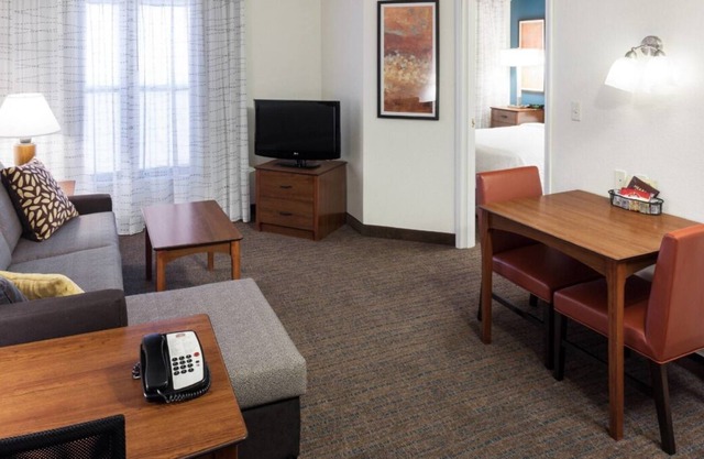 4 Pet-friendly 1 BR Suites w/ Full Kitchen! Continental Breakfast & Self-Parking