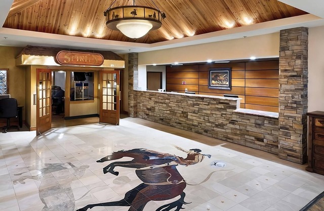 4 Pet-Friendly Units, Airport Shuttle, Pool, Near Casper Planetarium