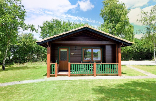 4 PINEWOOD RETREAT, family friendly, with pool in Lyme Regis