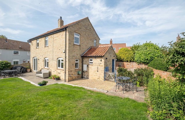 4 Sanctuary Cottage - sleeps 6 guests in 3 bedrooms