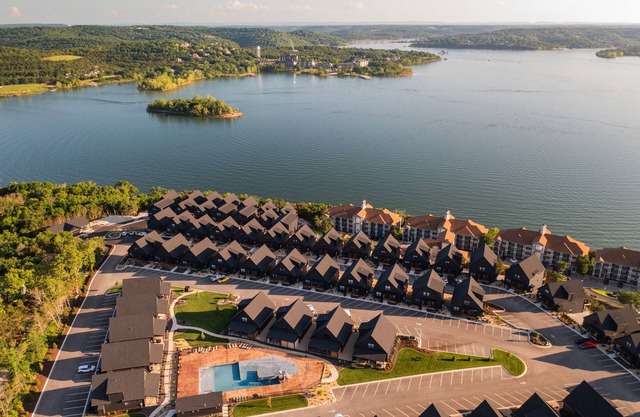 4 separate homes (sleeping 100) in Rocky Shores w/n 500ft