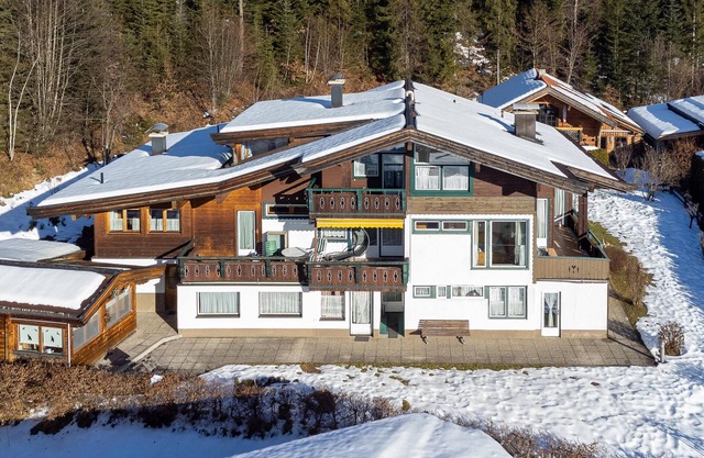 4 separate small flats, 170m to the ski bus