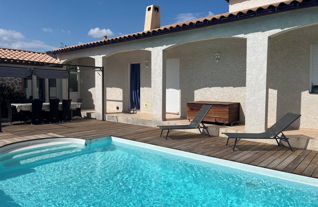 🏡 4-sided villa with private pool in Palau del Vidre