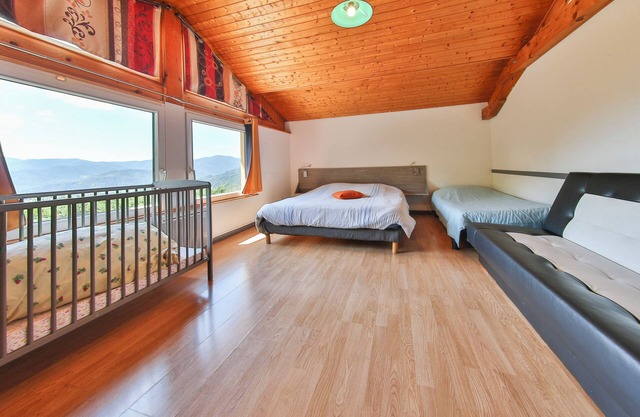 4-star Jonquille gîte for 15 people with swimming pool and spa.