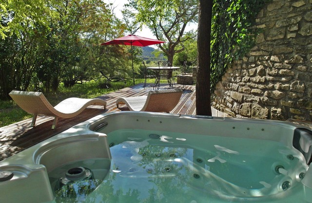 4 stars cottage for 2 with private intimate garden and private jacuzzi