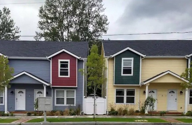 ★ 4 Townhomes with Smart TV and Blackout Curtains