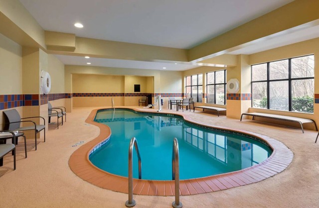 4 Units | Free Parking & Breakfast – Walk to Bryant, 10 Min to Twin River