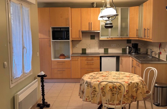 40 m2 house with small garden 20 minutes from the center of Paris door to door