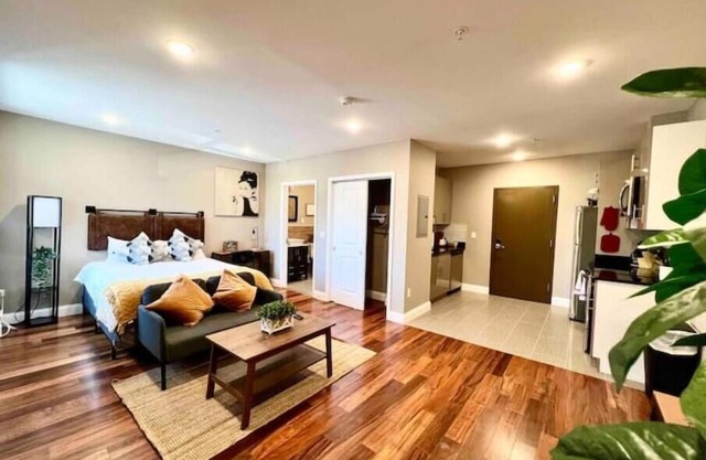 402 Stylish luxe Apt at center city self check-in