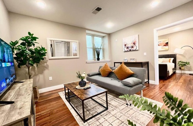 405 Spacious and superior 1BDR APT in center city