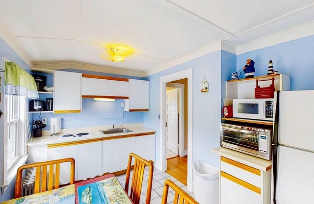 40B. Generous One-Bedroom+ unit with Ocean Views!