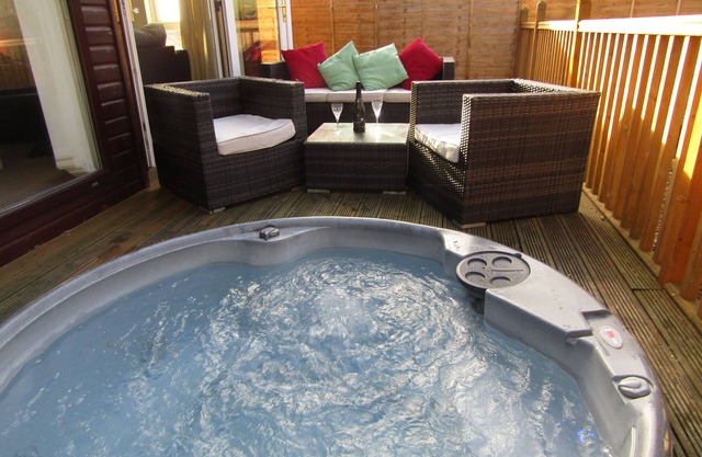 40ft x 20ft luxury holiday lodge near Scarborough; 3 bed, sleeps 6, hot tub