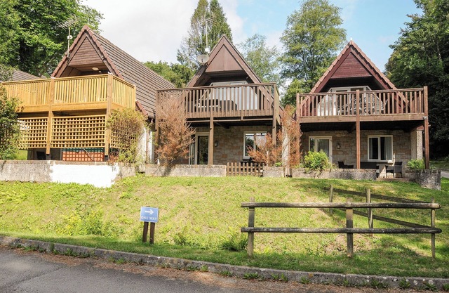 42 VALLEY LODGE, pet friendly, with pool in St Ann's Chapel, Cornwall